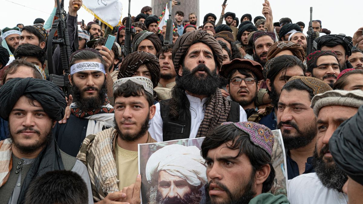 V Afghánistánu je rok po návratu Tálibánu bezpečněji. Ale ženy pláčou
